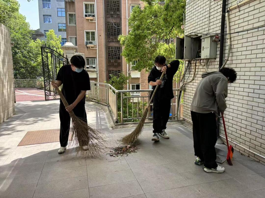 长沙民政职院殡仪学院学生管理党支部组织开展志愿清扫实践活动