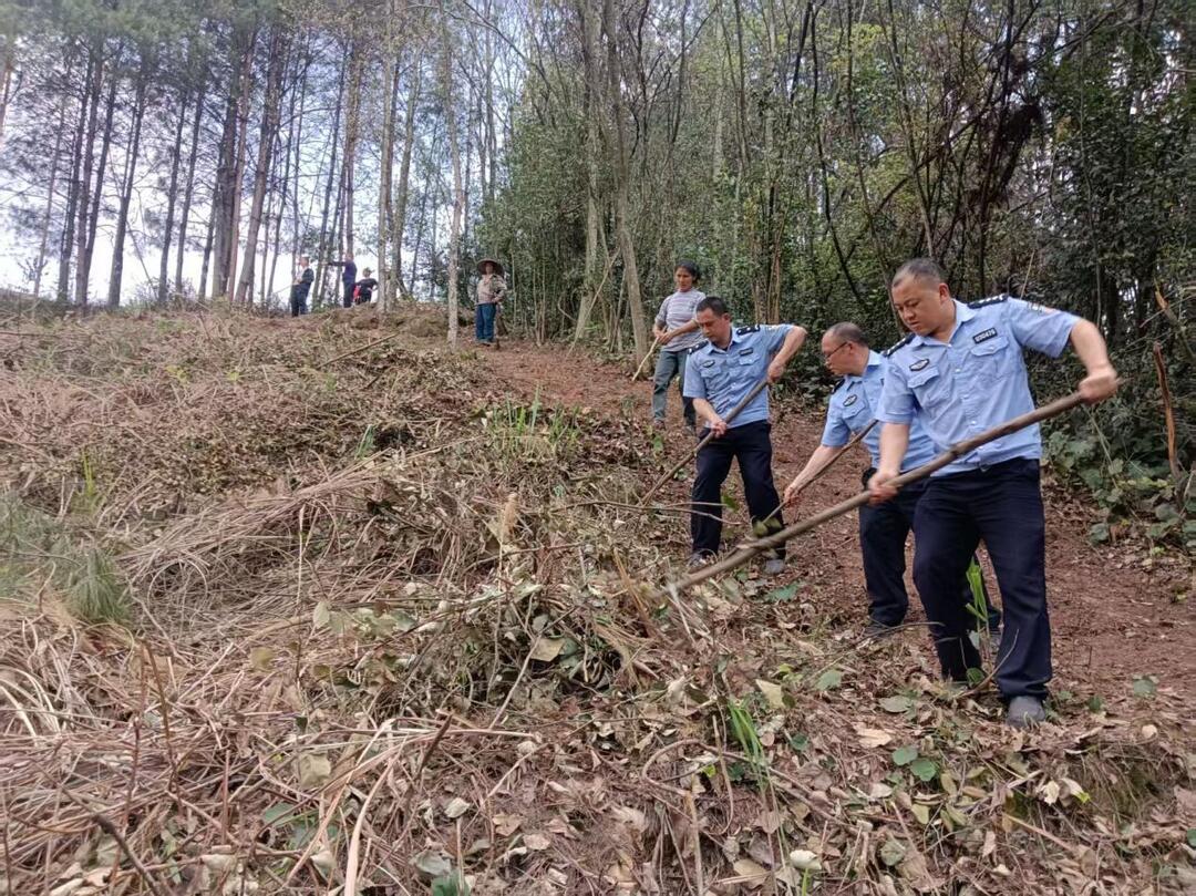 鳳凰公安巡山巡河保平安 筑牢生態(tài)安全線