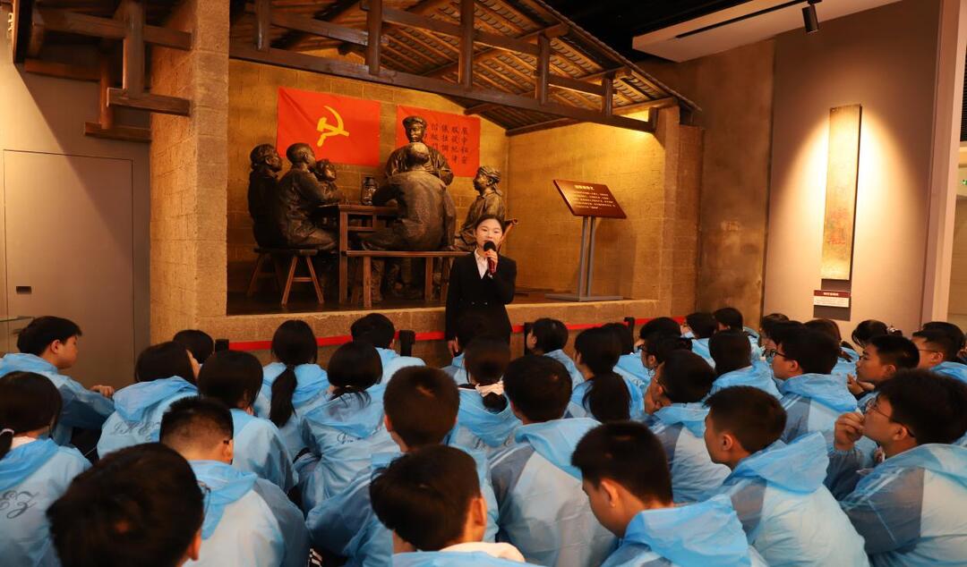 隆回县第二中学组织师生赴韶山开展红色研学活动
