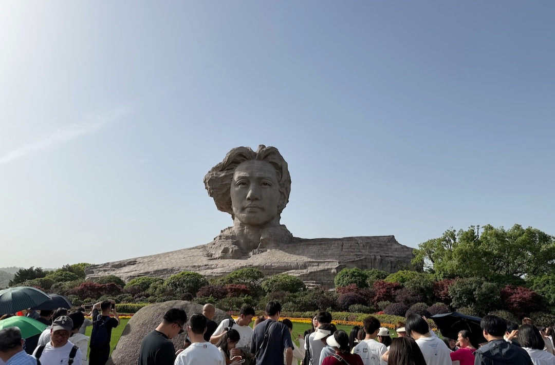 橘子洲持续火热！周末人流超8万，“小火车”成景区最暖出行线
