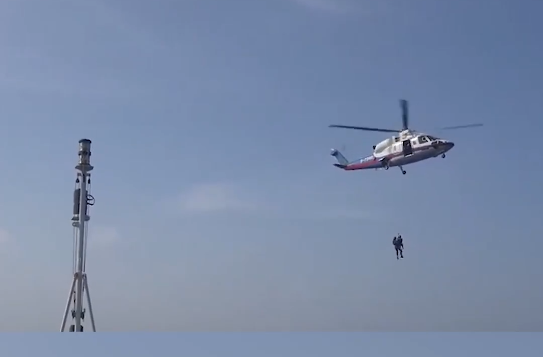 西沙海域一渔民突发疾病，直升机出动上演海空生命接力