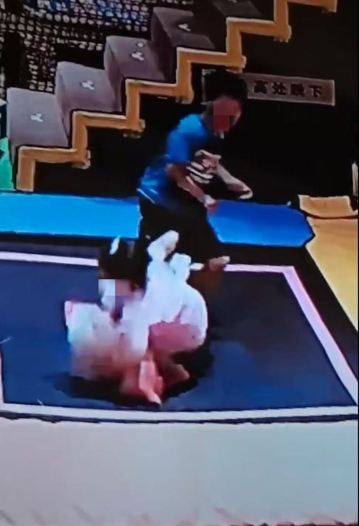 7岁孩子蹦床致5岁小孩摔骨折，法院：家长担全责，儿童乐园承担补充责任