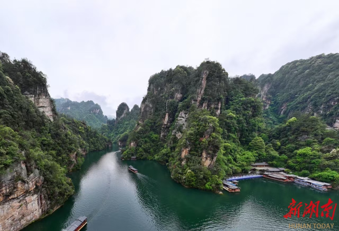 无人机全景航拍宝峰湖 青山绿水生态画卷