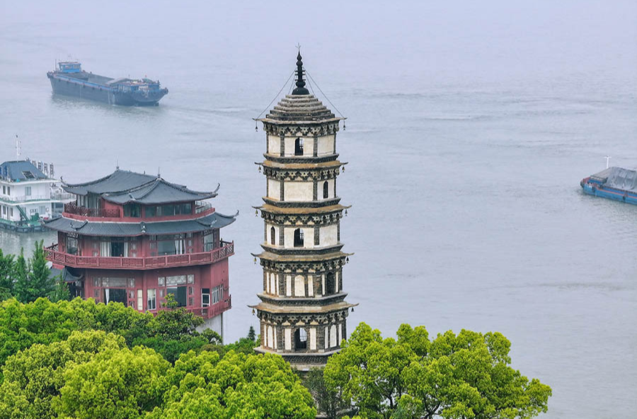 江畔古塔