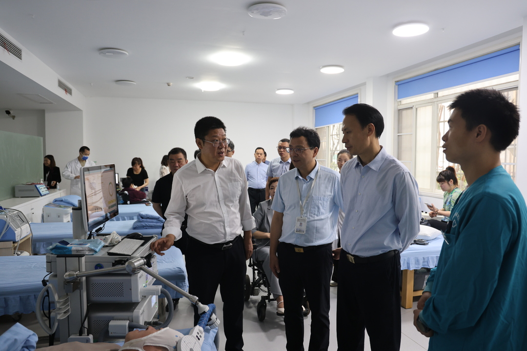 省残联党组书记、理事长尹华凯率队赴省康复医院调研