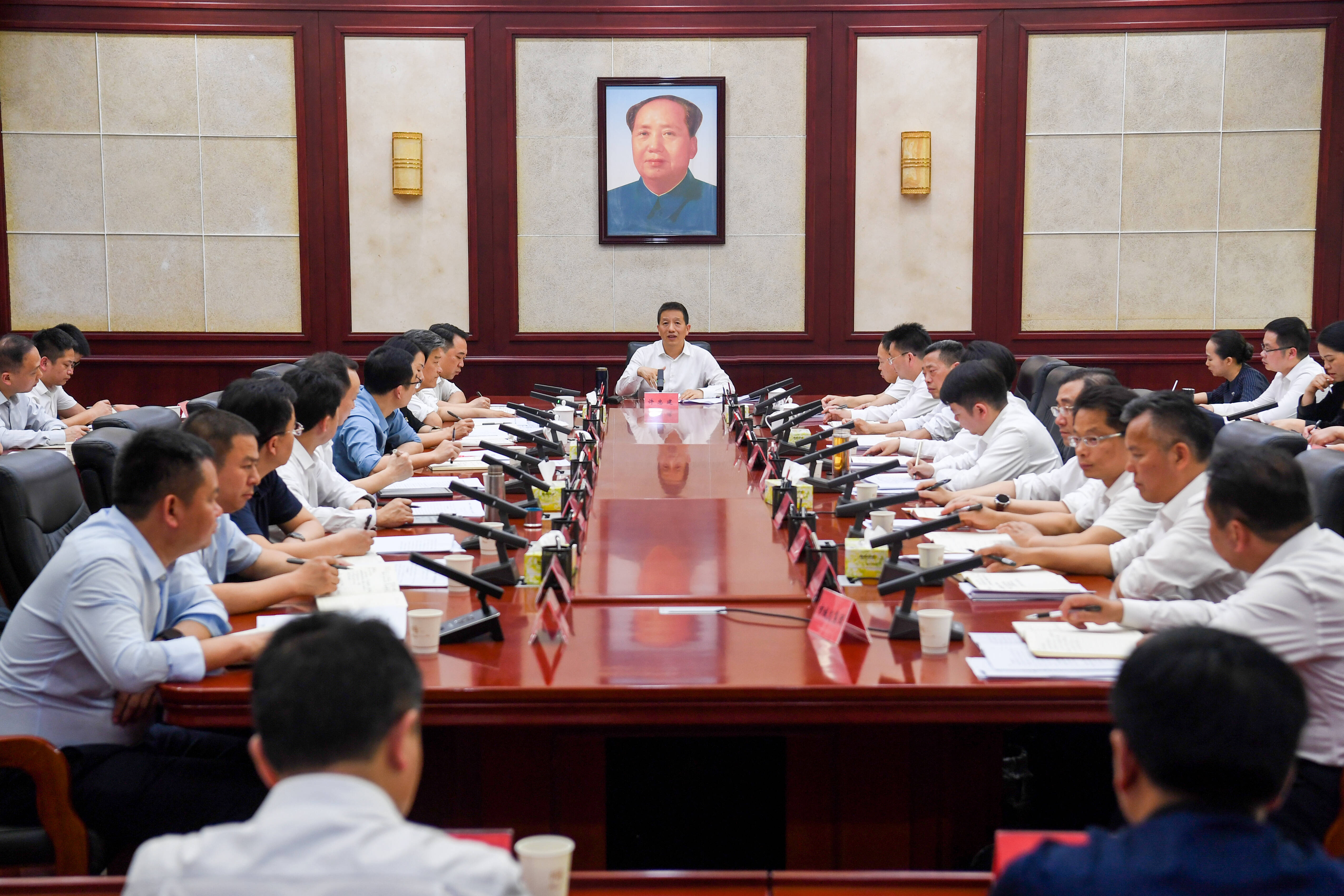许忠建主持召开鹤中一体化工作一季度讲评会