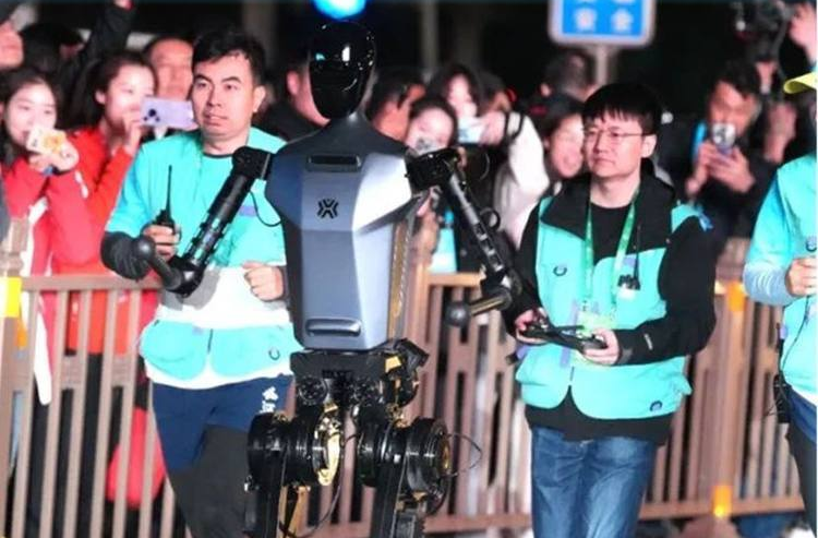 全球首个人形机器人半马开跑！热门选手有何神秘武器？
