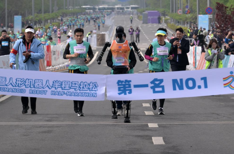 记者手记：“人机共跑”，拉近与未来的距离