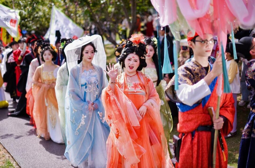 Changsha lake hosts vibrant hanfu cultural celebration