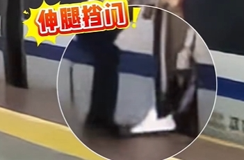 怎么想的？女子伸腿阻止高铁关门！警方：行拘！