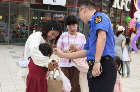 婁底城管驛站：暖心守護(hù)走散女童，彰顯城市溫情擔(dān)當(dāng)
