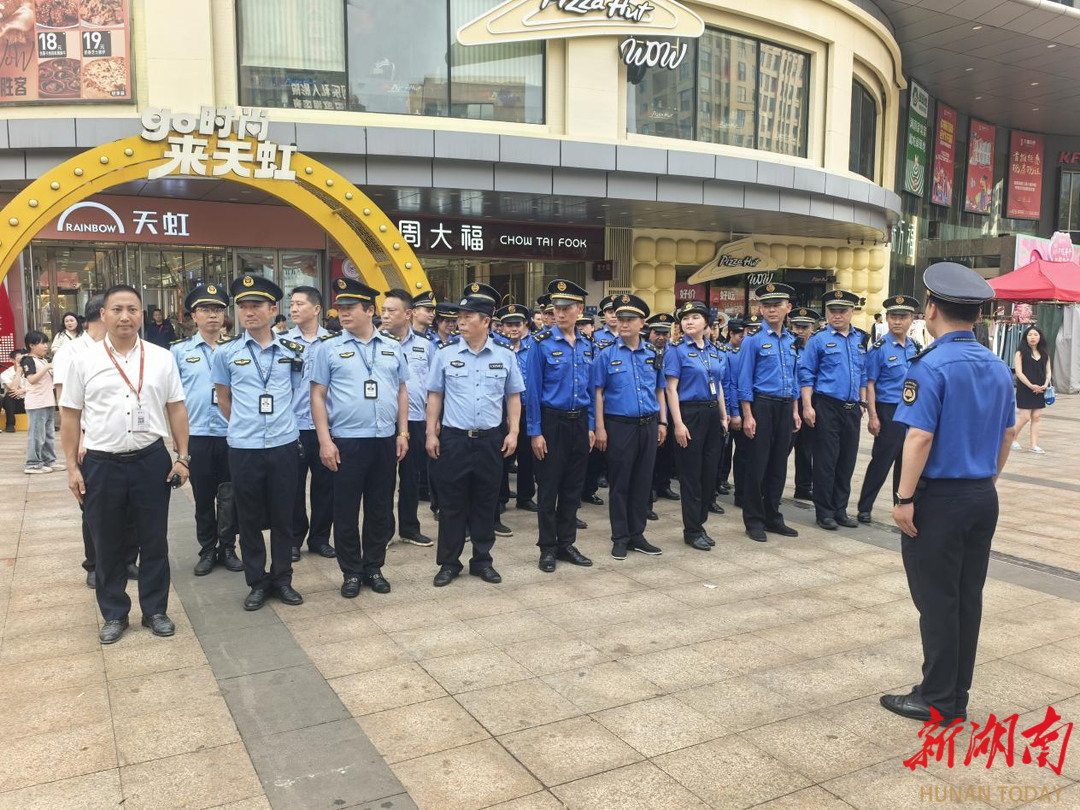 婁底城管聯(lián)動多部門整治萬豪九龍沿線市容