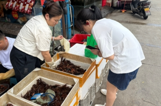 夜宵“顶流”小龙虾大量上市，消费者实现“小龙虾自由