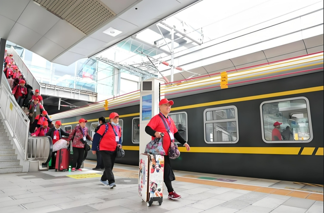坐着火车去旅行，湖南今年首趟“银发专列”从长沙站始发