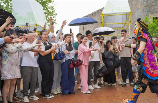 International Students Visit Tianxin Pavilion