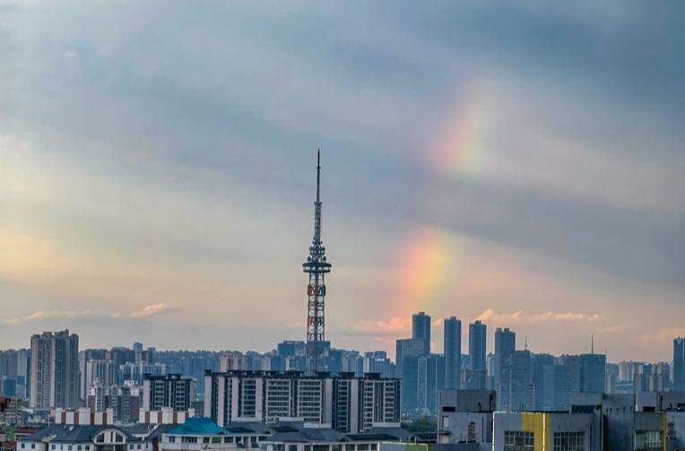 大雨过后，长沙天空现绚丽彩虹