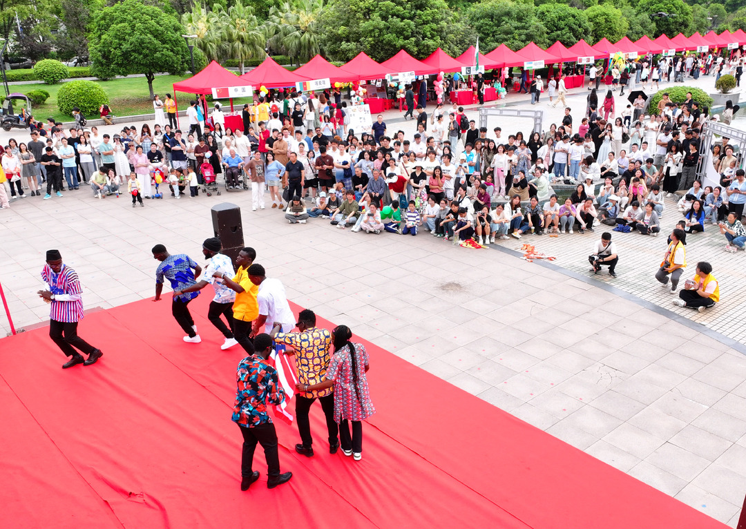 享受世界美食 南华大学举办第九届国际文化节