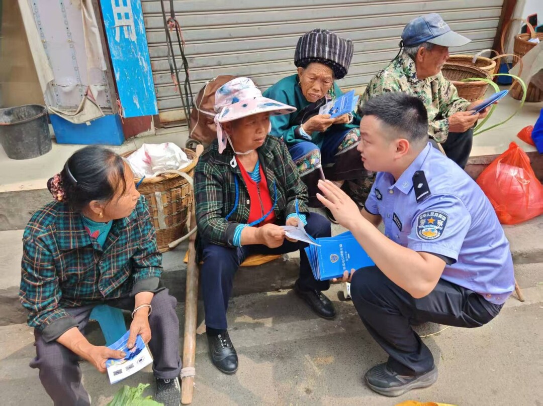 進(jìn)集市 進(jìn)校園 花垣公安安全宣傳不停歇