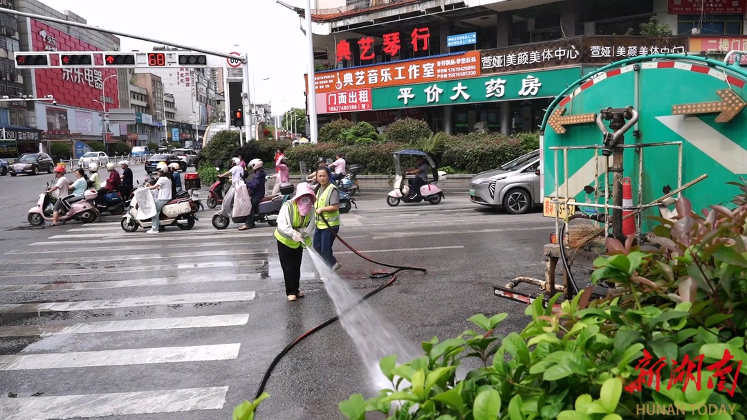 鶴城區(qū)：暴雨后路面現(xiàn)油污  環(huán)衛(wèi)部門緊急行動保暢通