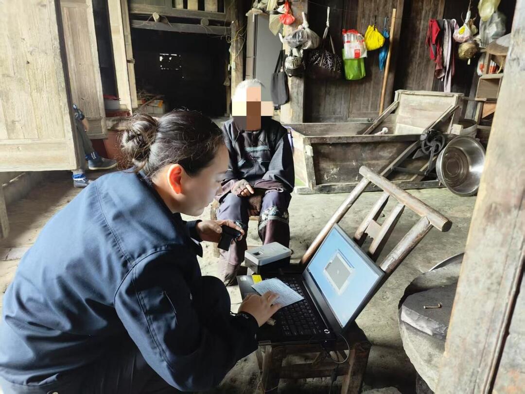 94歲老人行動(dòng)不便辦證難？別擔(dān)心，鳳凰公安上門(mén)辦