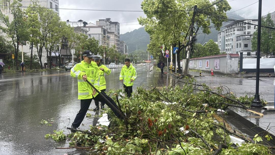 大风强降雨来袭，花垣公安交警全员出动
