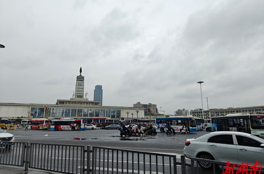 强降雨突发！芙蓉区五里牌街道快速防涝守护市区平安