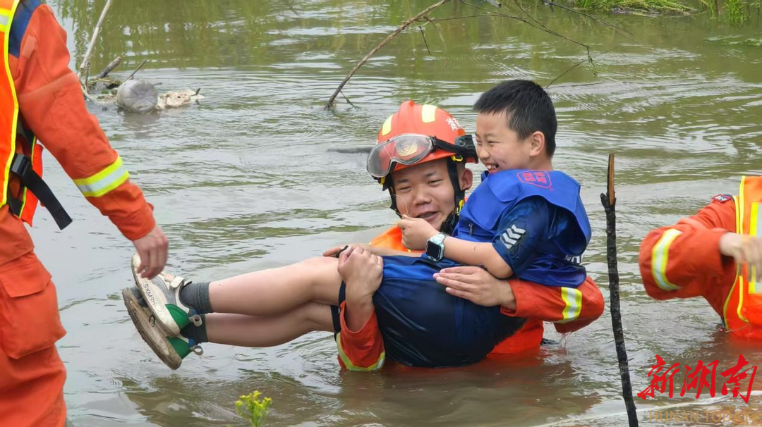 露营突遇涨水 消防救援紧急出动