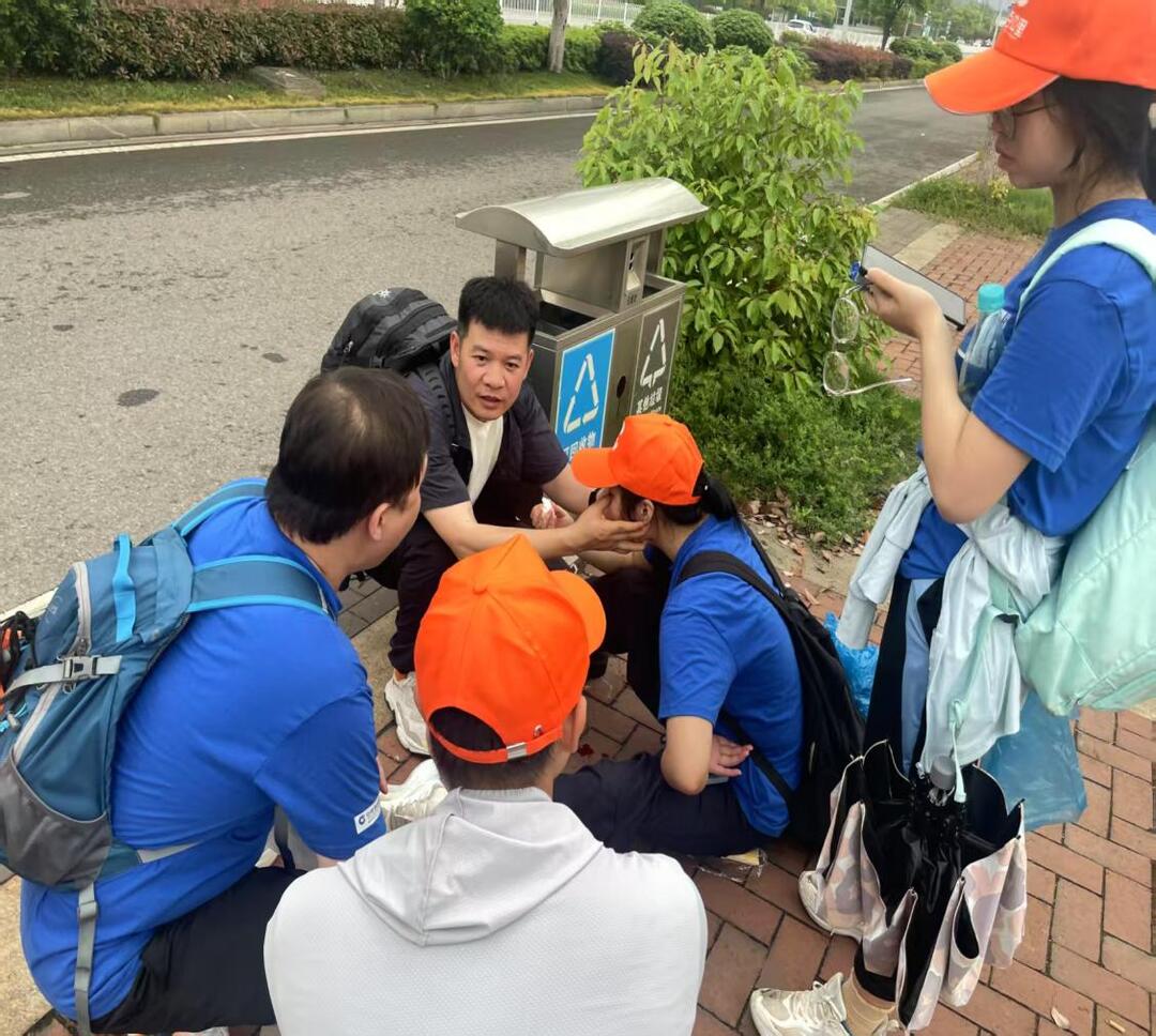 湖南蓝天救援队员徒步路上紧急施救 百公里毅行见证湖湘大爱