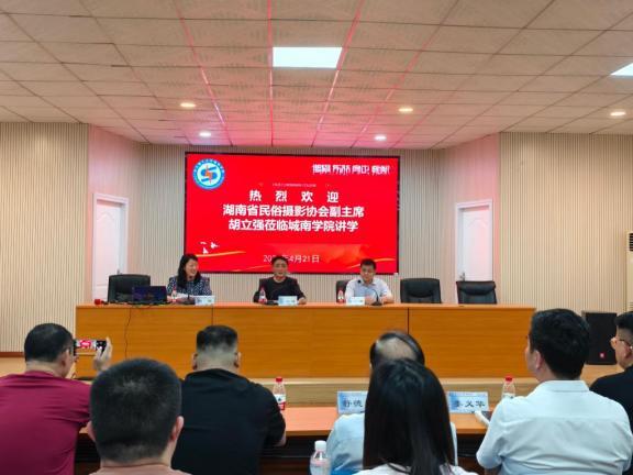 抓拍最真实 “角度”发现美 这堂摄影公益讲座干货满满