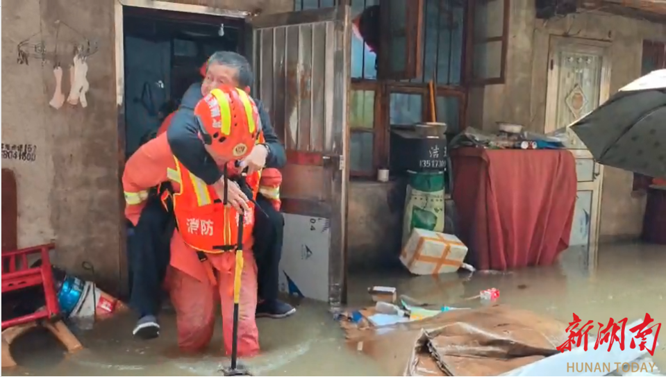 暴雨致小区内涝 岳阳消防紧急转移被困群众