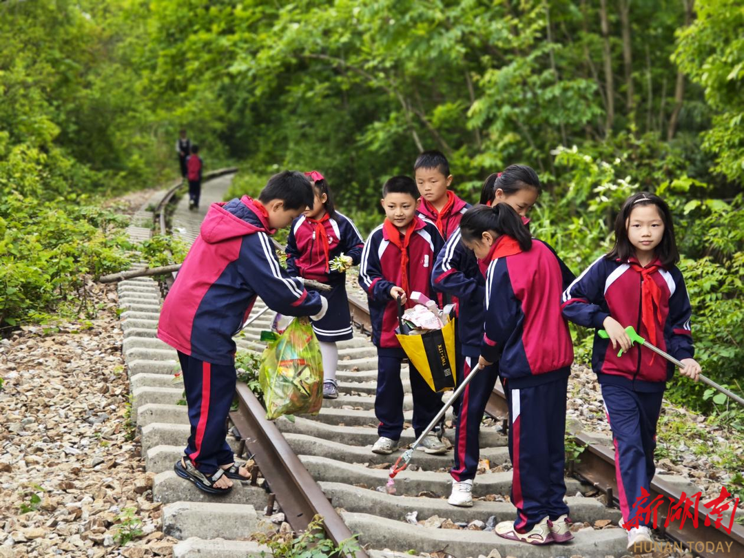 娄星区大科思乐学校开展世界地球日主题志愿活动