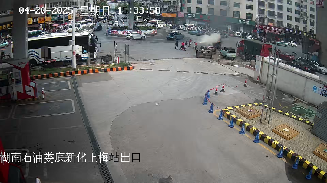 新化县上梅加能站：三轮车突发大火 加油员3分钟扑灭火情化险为夷