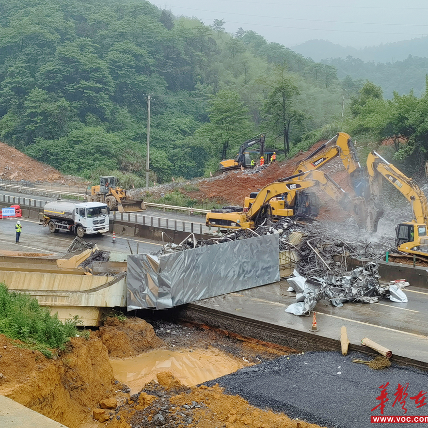 恢复通行！G4京港澳高速湖南段耒宜改扩建项目32座跨线天桥安全拆除