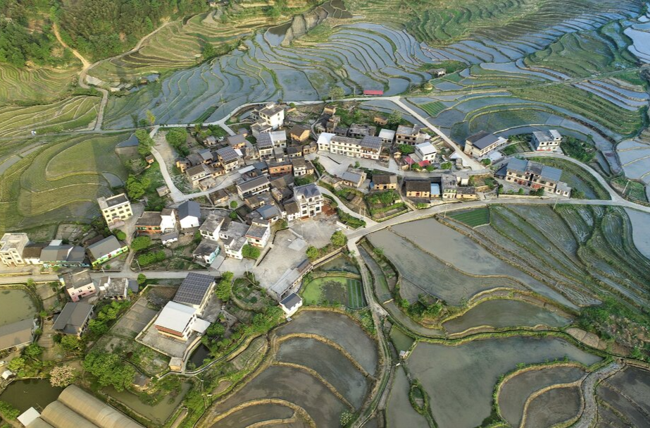 梯田春耕织锦绣
