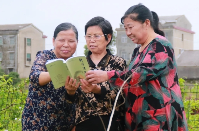 丈夫一把火烧掉两箩筐作品后，她拿下中国首届农民文学奖！