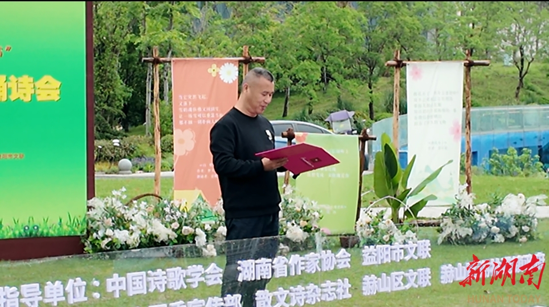 “清溪村人人都爱文学”——“到清溪 去读书”草地音乐朗诵诗会侧记|湖南日报