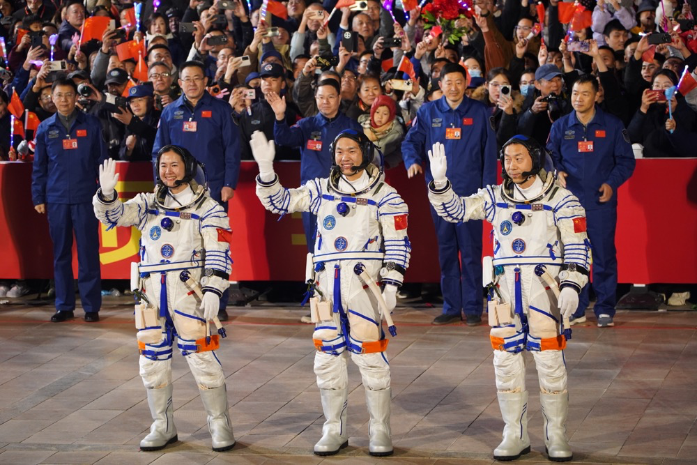 在空间站读书是什么体验？神舟十九号乘组揭秘
