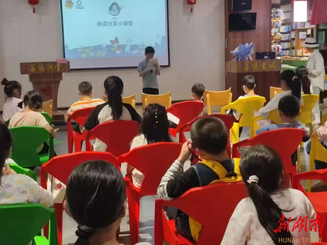 百街口社区：“一老一少一本书”，共享书香的温情时光