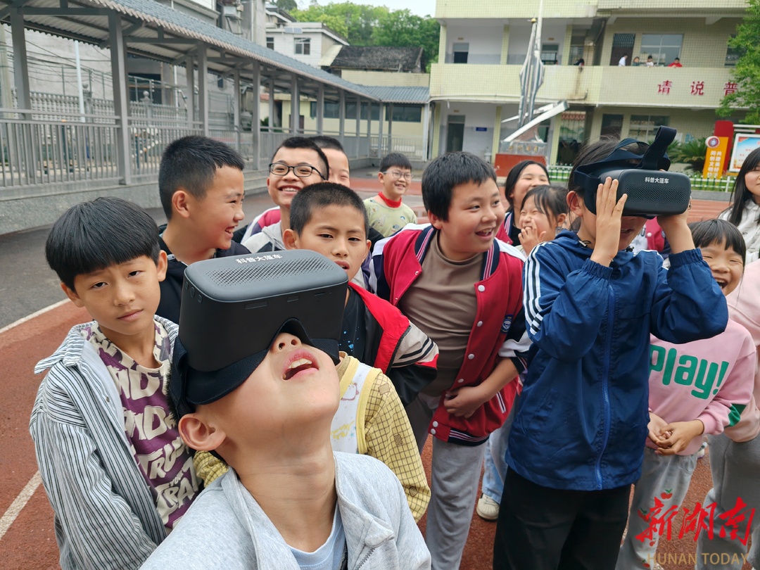 张家界：志愿服务为乡村学生打开科学大门