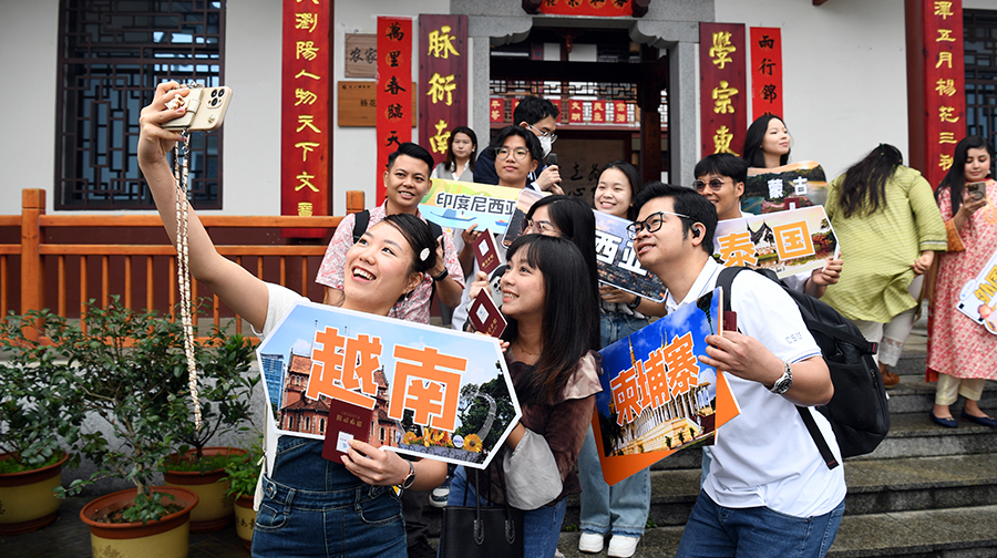 在华留学生邂逅书院之美