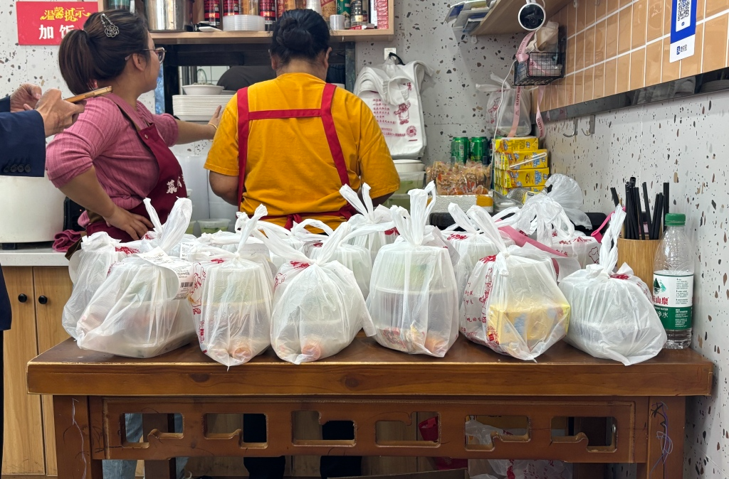 外卖江湖战火重燃，骑手、商家、消费者在“摇摆”什么？