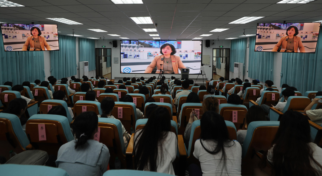 图集｜巾帼劳模工匠宣讲进南华大学