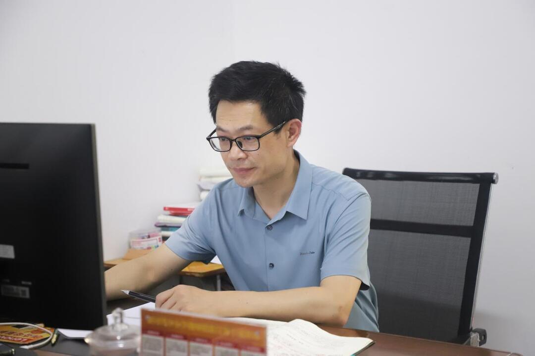 坚守三尺讲台，铸就教育脊梁——记郴州市汝城县第三中学副校长李恒星