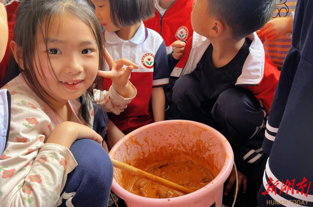 婁星區(qū)黃泥塘萌娃玩轉(zhuǎn)千年泥染技藝