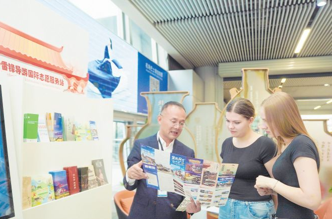 下飞机就能预约外语导游 长沙雷锋导游国际志愿服务站正式设立