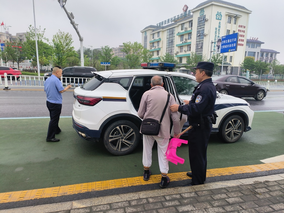 苏仙区：八旬老人早高峰迷路 警民爱心接力救助