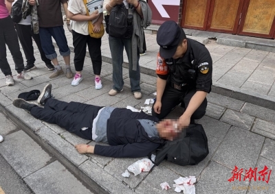 武陵源公安全力救護(hù)受傷游客