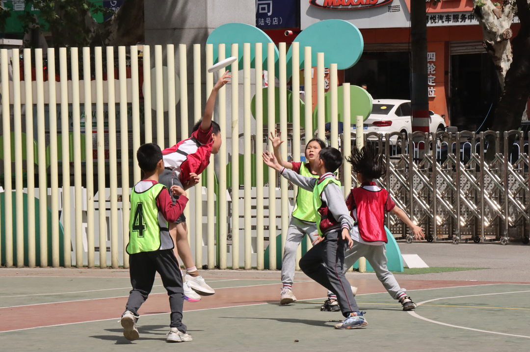 “飞盘风暴”席卷校园！长沙育新第三小学首届“全员文体嘉年华”点燃学生运动激情