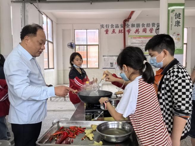 东安三小：巧手童心创未来