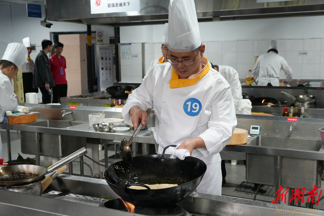 【金牌背后的故事】何彬：匠心鑄味 烹燃夢想